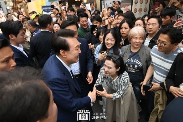 5월 10일 윤석열 대통령은 취임 2주년을 맞아 서울 중구에서 직장인들이 자주 찾는 식당가를 찾아 외식 물가를 점검하고 인근 청계천을 산책하며 시민들과 소통하는 시간을 가졌다.