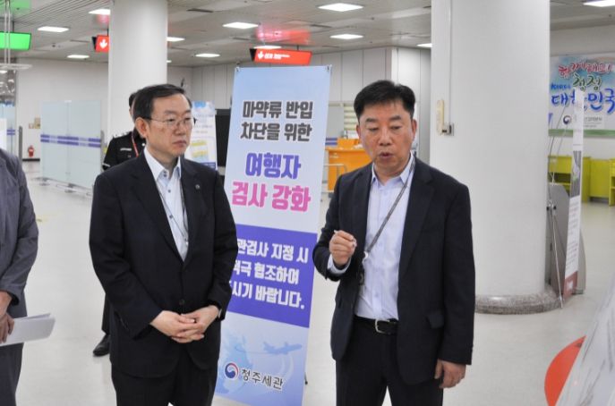 이명구 관세청 차장(왼쪽) 10일 오전 청주국제공항을 방문해 마약단속 현장을 점검하고 있다.
<p> </p>
<p>