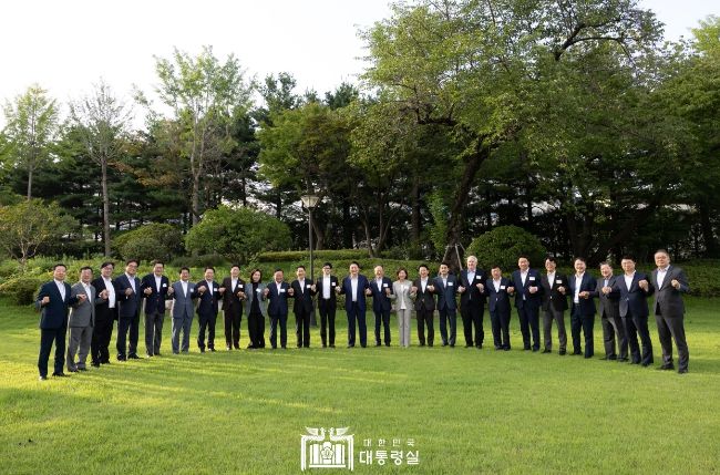 7월 24일 윤석열 대통령은 국민의힘 신임 지도부와 당대표 출마자, 당직자들을 대통령실 파인그라스에 초청해 만찬을 가졌다.